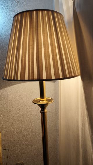 Lámpara de pie dorada clásica