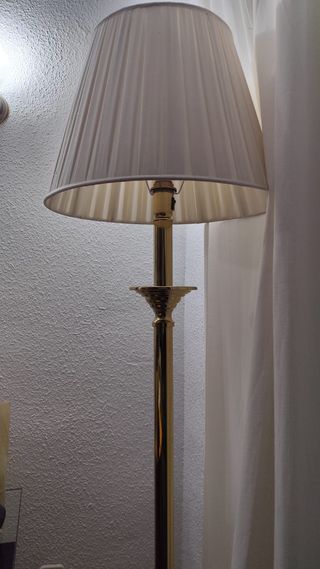 Lámpara de pie dorada clásica