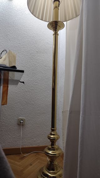 Lámpara de pie dorada clásica