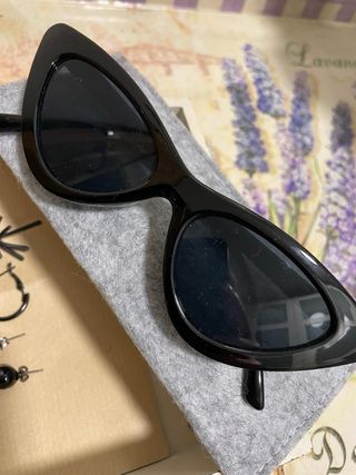 Gafas de sol y pendientes