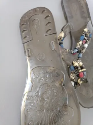 Chanclas grises con abalorios
