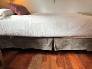 Cabecero + somier + cama + faldón + lámpara