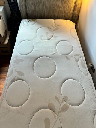 Cabecero + somier + cama + faldón + lámpara