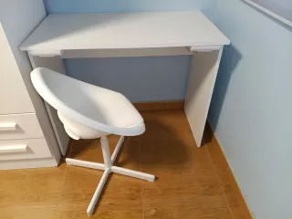 Escritorio blanco y silla blanca