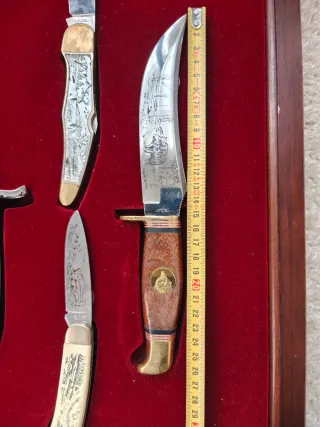 Colección de 12 Cuchillos de Caza