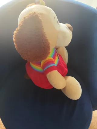 Peluche perro con lazo arcoíris y vestido