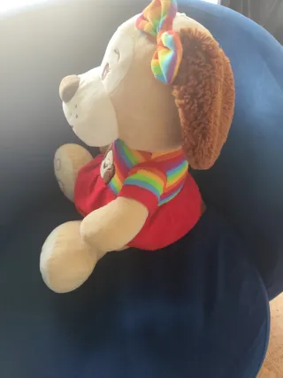 Peluche perro con lazo arcoíris y vestido