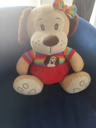 Peluche perro con lazo arcoíris y vestido