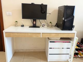 Escritorio IKEA blanco y silla