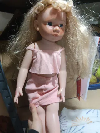 Muñeca rubia con vestido rosa