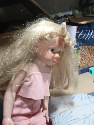 Muñeca rubia con vestido rosa