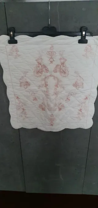 Funda cojín 40x40 hadas salmón y blanco