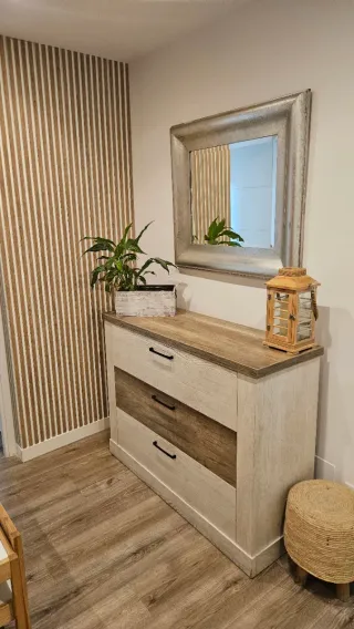 Salón completo  mesa redonda con cuatro  vitrina..