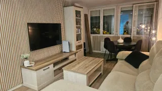 Salón completo  mesa redonda con cuatro  vitrina..