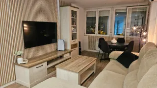 Salón completo  mesa redonda con cuatro  vitrina..