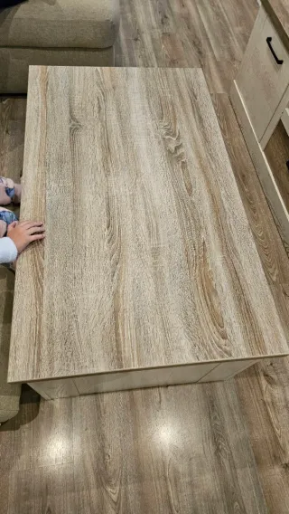 Salón completo  mesa redonda con cuatro  vitrina..