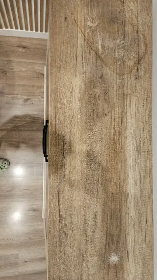 Salón completo  mesa redonda con cuatro  vitrina..