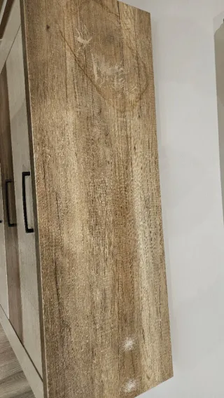 Salón completo  mesa redonda con cuatro  vitrina..