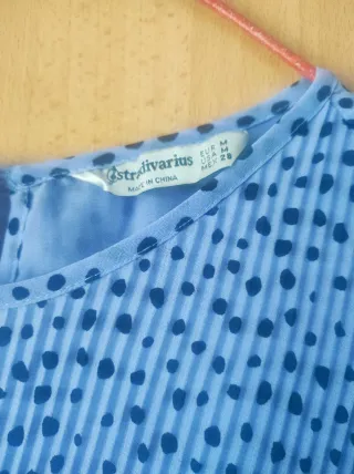 Blusa vaporosa azul con lunares