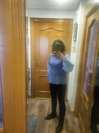 Blusa vaporosa azul con lunares