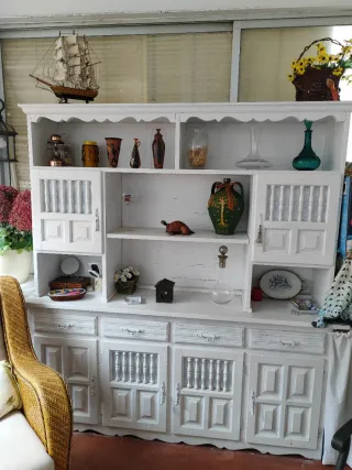 Mueble de madera blanco y marrón