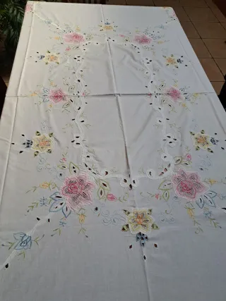 Mantelería bordada ovalada 8 servicios