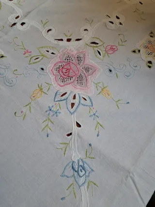 Mantelería bordada ovalada 8 servicios