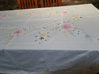 Mantelería bordada ovalada 8 servicios