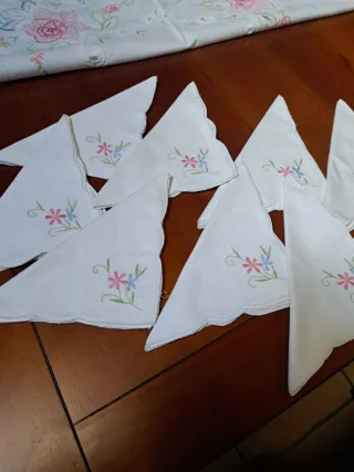 Mantelería bordada ovalada 8 servicios