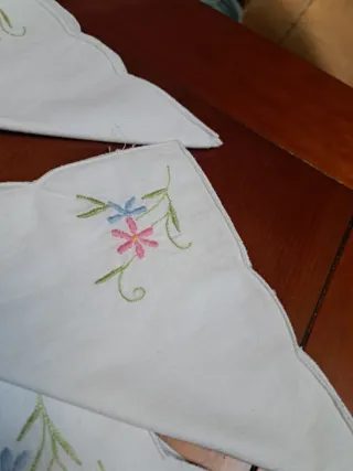 Mantelería bordada ovalada 8 servicios