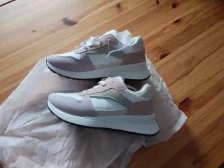 Zapatillas deportivas rosas y blancas