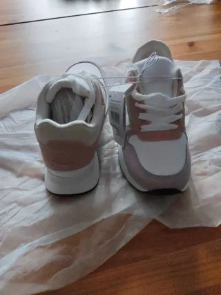 Zapatillas deportivas rosas y blancas