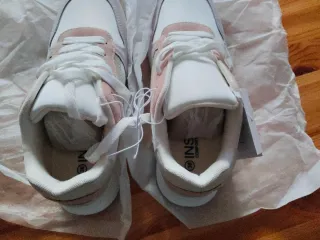 Zapatillas deportivas rosas y blancas