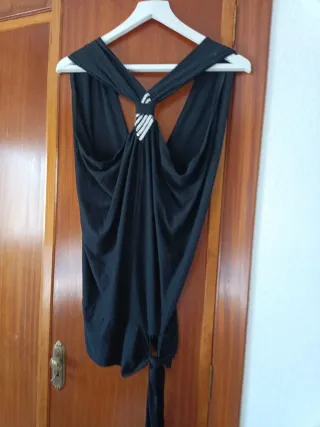 Top negro escotado con nudo