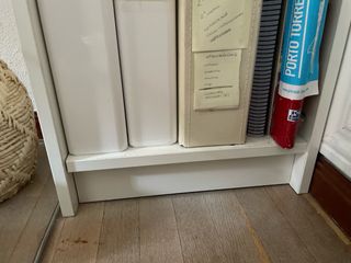 Estantería blanca de madera