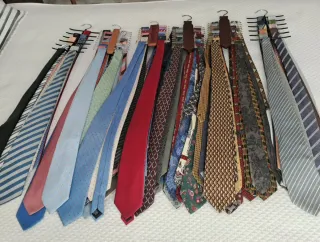 Lote 90 corbatas con 6 percheros