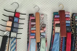 Lote 90 corbatas con 6 percheros