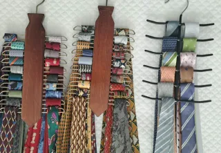 Lote 90 corbatas con 6 percheros