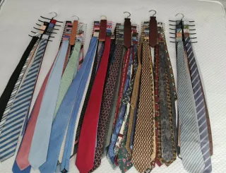 Lote 90 corbatas con 6 percheros