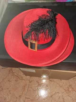 Sombrero Carnaval Rojo con Pluma Negra
