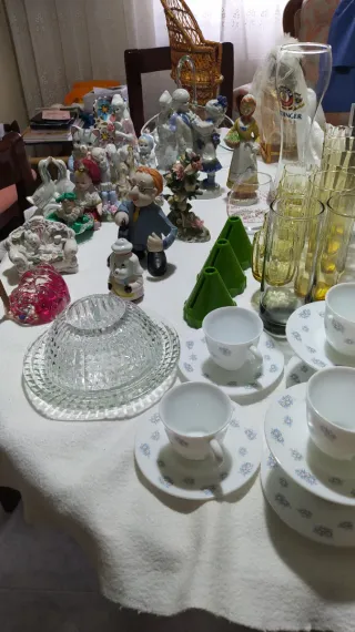 Lote de figuras y vajilla. Todo 25€ urge venta.