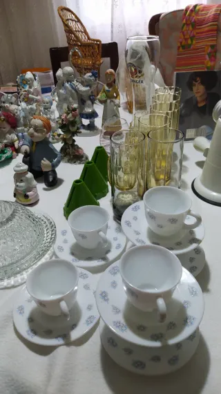 Lote de figuras y vajilla. Todo 25€ urge venta.