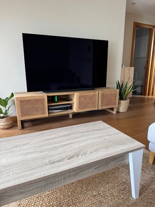 Mueble TV marca Kave Home de Madera y Rejilla