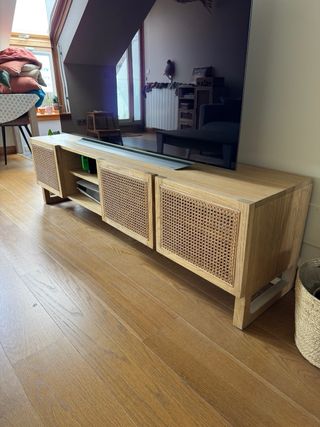 Mueble TV marca Kave Home de Madera y Rejilla