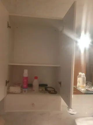 Armario de baño blanco