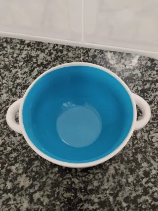 Bol con asas decorado azul y blanco