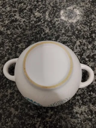 Bol con asas decorado azul y blanco