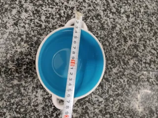 Bol con asas decorado azul y blanco