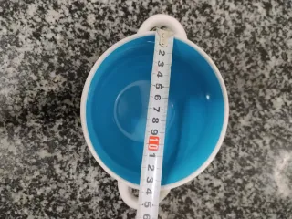 Bol con asas decorado azul y blanco