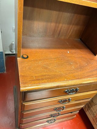 Cómoda de madera con estantería